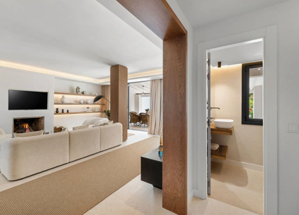 MODERN FRONTLINE GOLF TOWNHOUSE IN NUEVA ANDALUCÍA