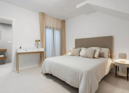 MODERN FRONTLINE GOLF TOWNHOUSE IN NUEVA ANDALUCÍA