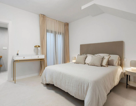 MODERN FRONTLINE GOLF TOWNHOUSE IN NUEVA ANDALUCÍA