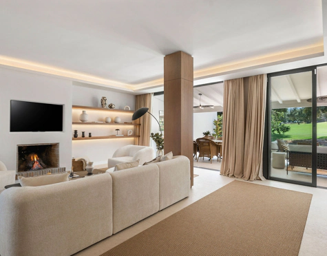 MODERN FRONTLINE GOLF TOWNHOUSE IN NUEVA ANDALUCÍA