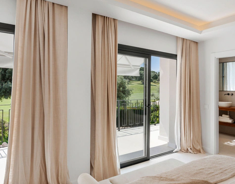 MODERN FRONTLINE GOLF TOWNHOUSE IN NUEVA ANDALUCÍA