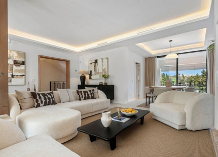 MODERN FRONTLINE GOLF TOWNHOUSE IN NUEVA ANDALUCÍA