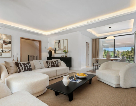 MODERN FRONTLINE GOLF TOWNHOUSE IN NUEVA ANDALUCÍA