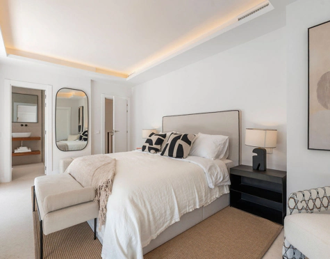 MODERN FRONTLINE GOLF TOWNHOUSE IN NUEVA ANDALUCÍA