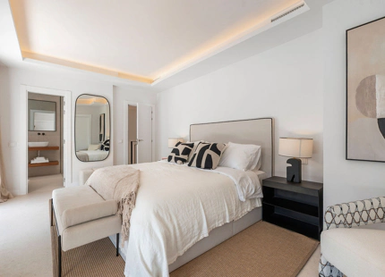 MODERN FRONTLINE GOLF TOWNHOUSE IN NUEVA ANDALUCÍA