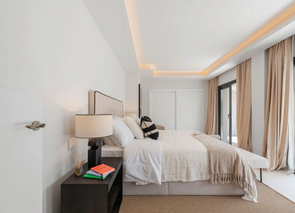 MODERN FRONTLINE GOLF TOWNHOUSE IN NUEVA ANDALUCÍA