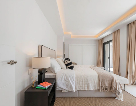 MODERN FRONTLINE GOLF TOWNHOUSE IN NUEVA ANDALUCÍA