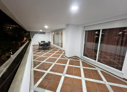Three-bedroom apartment with terrace in Tembo, Puerto Banús.