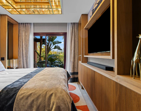 LUXURY RENOVATED GROUND FLOOR APARTMENT IN PUERTO BANÚS