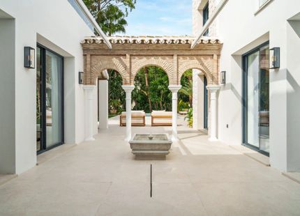 LUXURY CONTEMPORARY VILLA IN NUEVA ANDALUCÍA