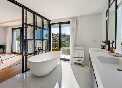 LUXURY CONTEMPORARY VILLA IN NUEVA ANDALUCÍA
