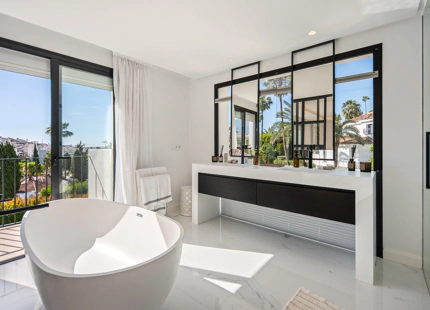 LUXURY CONTEMPORARY VILLA IN NUEVA ANDALUCÍA