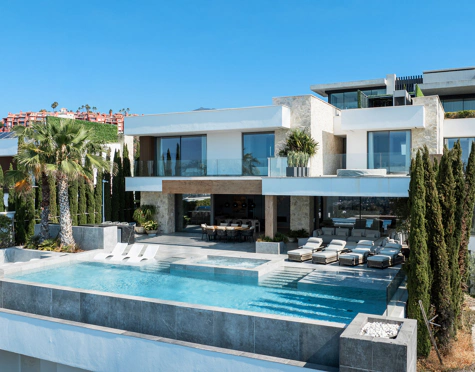 CONTEMPORARY LUXURY VILLA IN LA QUINTA