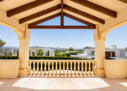 CONTEMPORARY VILLA IN BENAHAVÍS