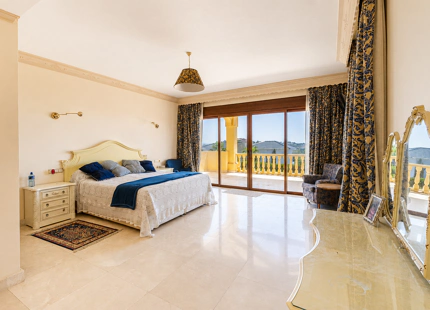 CONTEMPORARY VILLA IN BENAHAVÍS