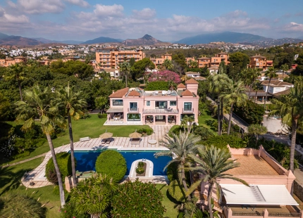 EXCEPCIONAL VILLA JUNTO A LA PLAYA EN PARAÍSO BARRONAL, ESTEPONA