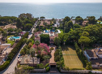 EXCEPCIONAL VILLA JUNTO A LA PLAYA EN PARAÍSO BARRONAL, ESTEPONA