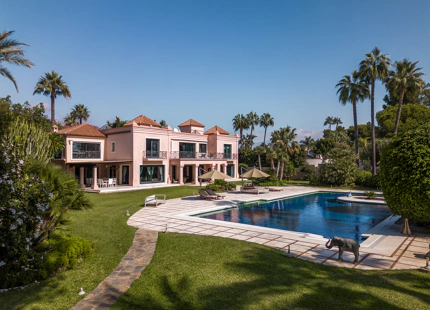 EXCEPCIONAL VILLA JUNTO A LA PLAYA EN PARAÍSO BARRONAL, ESTEPONA