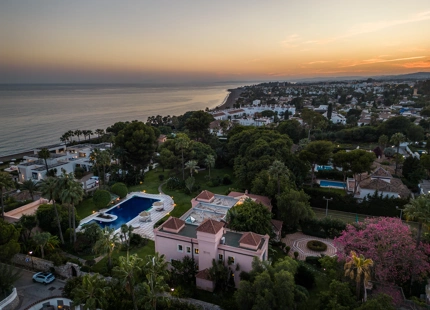 EXCEPCIONAL VILLA JUNTO A LA PLAYA EN PARAÍSO BARRONAL, ESTEPONA