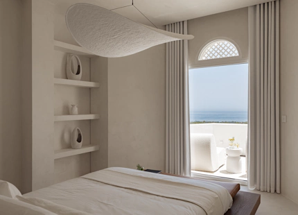 ÁTICO CONTEMPORÁNEO CON PISCINA PRIVADA Y VISTAS PANORÁMICAS AL MAR EN LA MILLA DE ORO DE MARBELLA