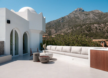 ÁTICO CONTEMPORÁNEO CON PISCINA PRIVADA Y VISTAS PANORÁMICAS AL MAR EN LA MILLA DE ORO DE MARBELLA