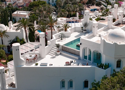 ÁTICO CONTEMPORÁNEO CON PISCINA PRIVADA Y VISTAS PANORÁMICAS AL MAR EN LA MILLA DE ORO DE MARBELLA