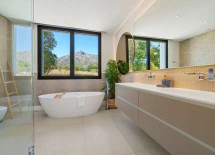 VILLA CONTEMPORÁNEA DE LUJO EN LA MILLA DE ORO CON VISTAS PANORÁMICAS