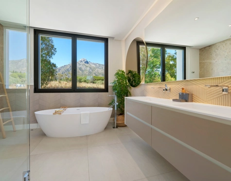 Villa en venta en Altos de Puente Romano, Marbella Golden Mile
