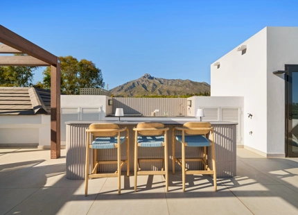 VILLA CONTEMPORÁNEA DE LUJO EN LA MILLA DE ORO CON VISTAS PANORÁMICAS