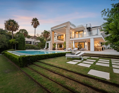 Villa en venta en Altos de Puente Romano, Marbella Golden Mile