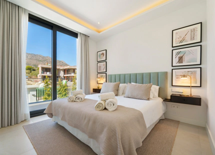 VILLA CONTEMPORÁNEA DE LUJO EN LA MILLA DE ORO CON VISTAS PANORÁMICAS