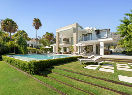 VILLA CONTEMPORÁNEA DE LUJO EN LA MILLA DE ORO CON VISTAS PANORÁMICAS