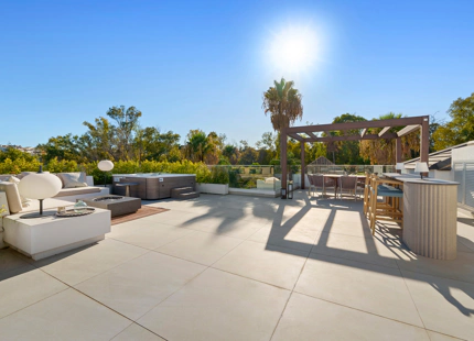 VILLA CONTEMPORÁNEA DE LUJO EN LA MILLA DE ORO CON VISTAS PANORÁMICAS