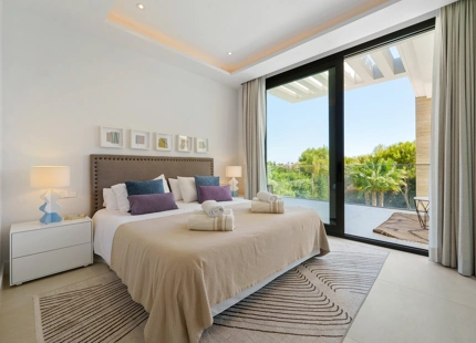 VILLA CONTEMPORÁNEA DE LUJO EN LA MILLA DE ORO CON VISTAS PANORÁMICAS