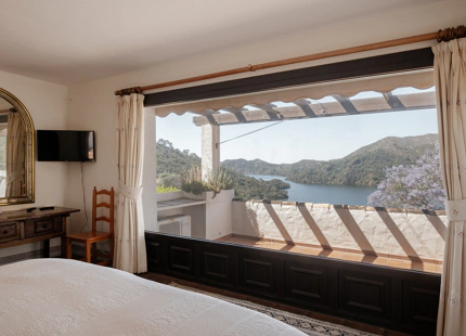 TIMELESS ANDALUSIAN FINCA WITH PANORAMIC LAKE AND MOUNTAIN VIEWS IN ISTÁN