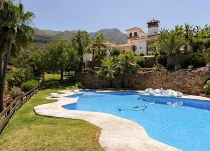 TIMELESS ANDALUSIAN FINCA WITH PANORAMIC LAKE AND MOUNTAIN VIEWS IN ISTÁN