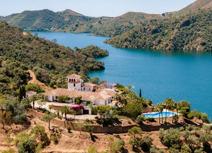 TIMELESS ANDALUSIAN FINCA WITH PANORAMIC LAKE AND MOUNTAIN VIEWS IN ISTÁN