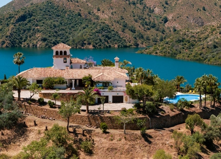 TIMELESS ANDALUSIAN FINCA WITH PANORAMIC LAKE AND MOUNTAIN VIEWS IN ISTÁN