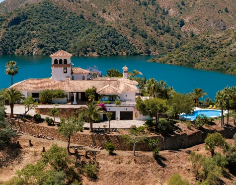 TIMELESS ANDALUSIAN FINCA WITH PANORAMIC LAKE AND MOUNTAIN VIEWS IN ISTÁN