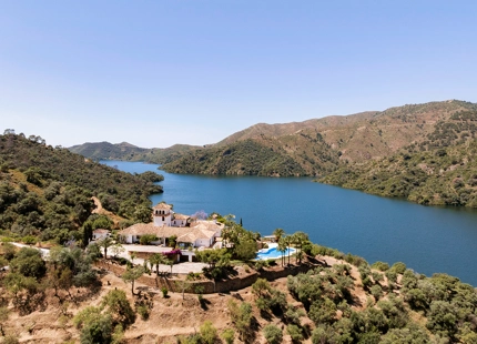 TIMELESS ANDALUSIAN FINCA WITH PANORAMIC LAKE AND MOUNTAIN VIEWS IN ISTÁN