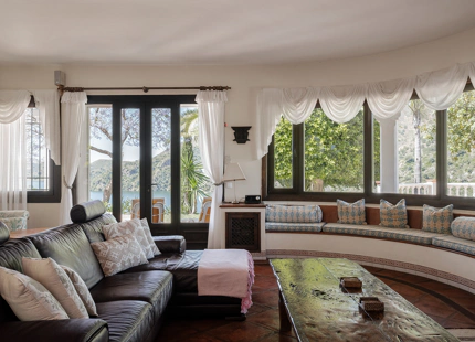 TIMELESS ANDALUSIAN FINCA WITH PANORAMIC LAKE AND MOUNTAIN VIEWS IN ISTÁN