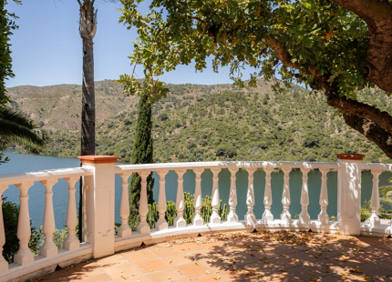 TIMELESS ANDALUSIAN FINCA WITH PANORAMIC LAKE AND MOUNTAIN VIEWS IN ISTÁN