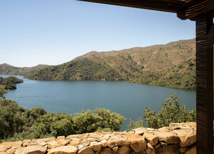 TIMELESS ANDALUSIAN FINCA WITH PANORAMIC LAKE AND MOUNTAIN VIEWS IN ISTÁN