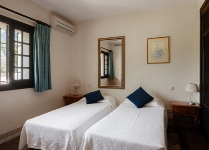 TIMELESS ANDALUSIAN FINCA WITH PANORAMIC LAKE AND MOUNTAIN VIEWS IN ISTÁN