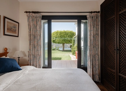 TIMELESS ANDALUSIAN FINCA WITH PANORAMIC LAKE AND MOUNTAIN VIEWS IN ISTÁN