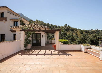 TIMELESS ANDALUSIAN FINCA WITH PANORAMIC LAKE AND MOUNTAIN VIEWS IN ISTÁN