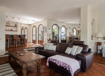 TIMELESS ANDALUSIAN FINCA WITH PANORAMIC LAKE AND MOUNTAIN VIEWS IN ISTÁN