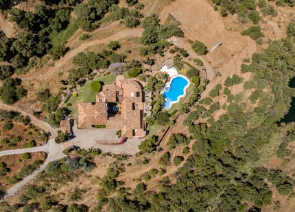 TIMELESS ANDALUSIAN FINCA WITH PANORAMIC LAKE AND MOUNTAIN VIEWS IN ISTÁN