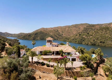 TIMELESS ANDALUSIAN FINCA WITH PANORAMIC LAKE AND MOUNTAIN VIEWS IN ISTÁN