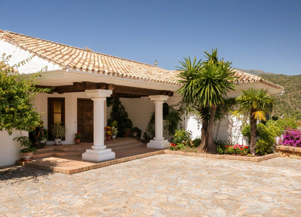 TIMELESS ANDALUSIAN FINCA WITH PANORAMIC LAKE AND MOUNTAIN VIEWS IN ISTÁN